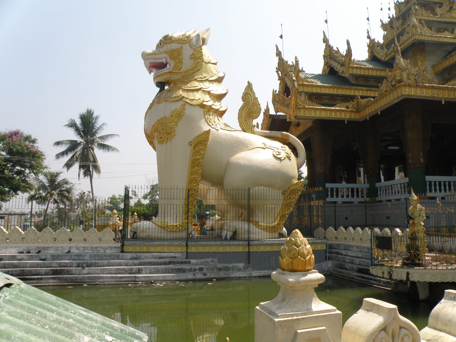 Large Guardion Lions outside Shwedegon Pagoda