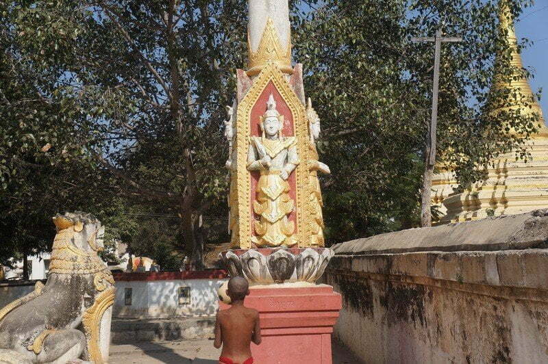 Deva statues in grounds of Myu-U Thar Pagoda