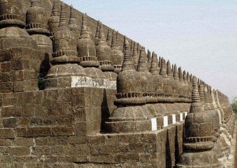 Stupas lining the wall of Koe-Thaung Temple