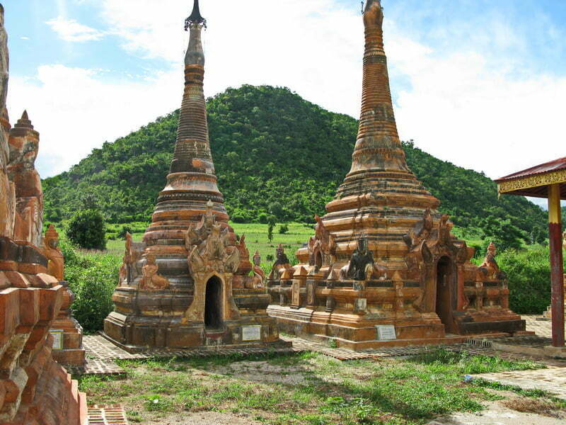 Buddha statues in Ruins of Pagoda Inle Lake